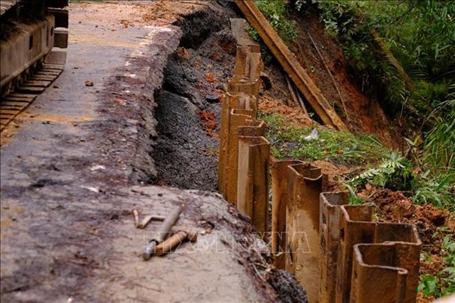 Đèo Mimosa sạt lở nghiêm trọng, phân luồng xe hướng khác vào trung tâm Đà Lạt